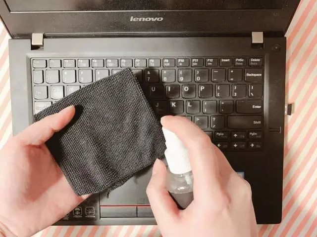 【一記居家】住手！不要再用酒精清潔電腦、手機(jī)屏幕，否則……